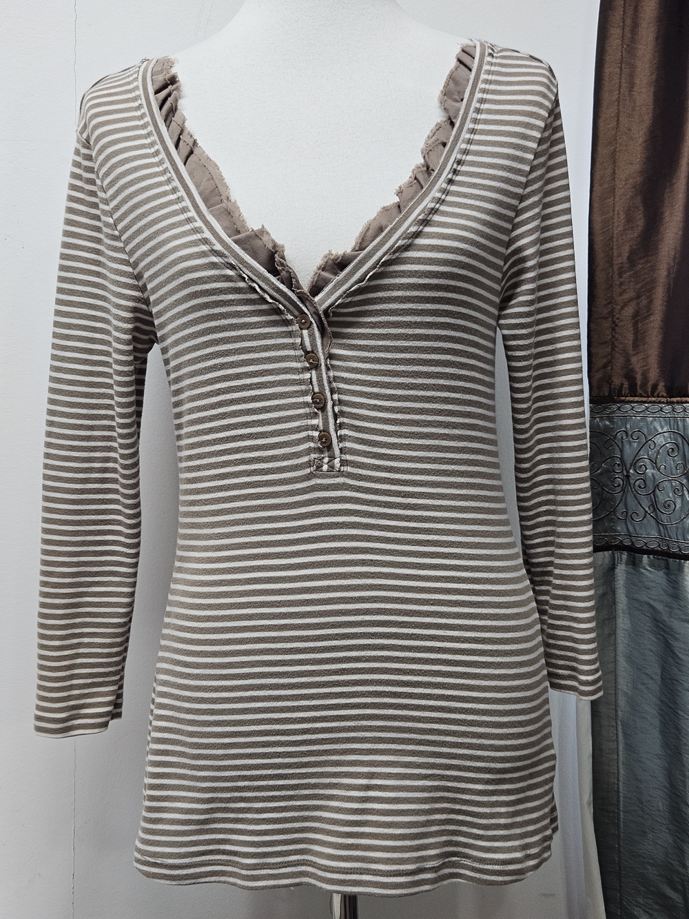 Old Navy Shirt Womens 3/4 Sleeve Henley Ruffled Neck Brown White Striped Tee Y2K